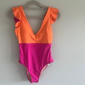Summersalt Swimsuit size 6, EUC. Purchased new in 2022. “The Ruffle Backflip”